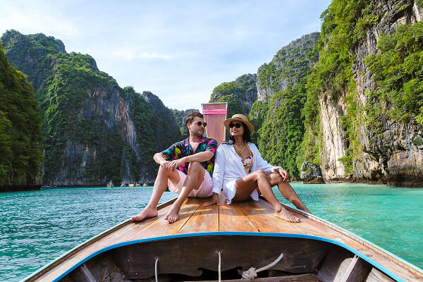 Ein Paar sitzt auf dem Deck eines Boots
